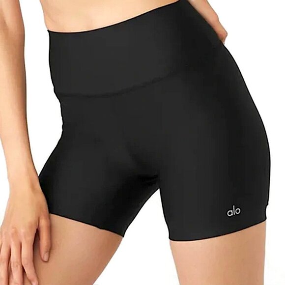ALO Yoga Pants - NWT Alo Yoga Airlift Black Energy Short 5” Size M